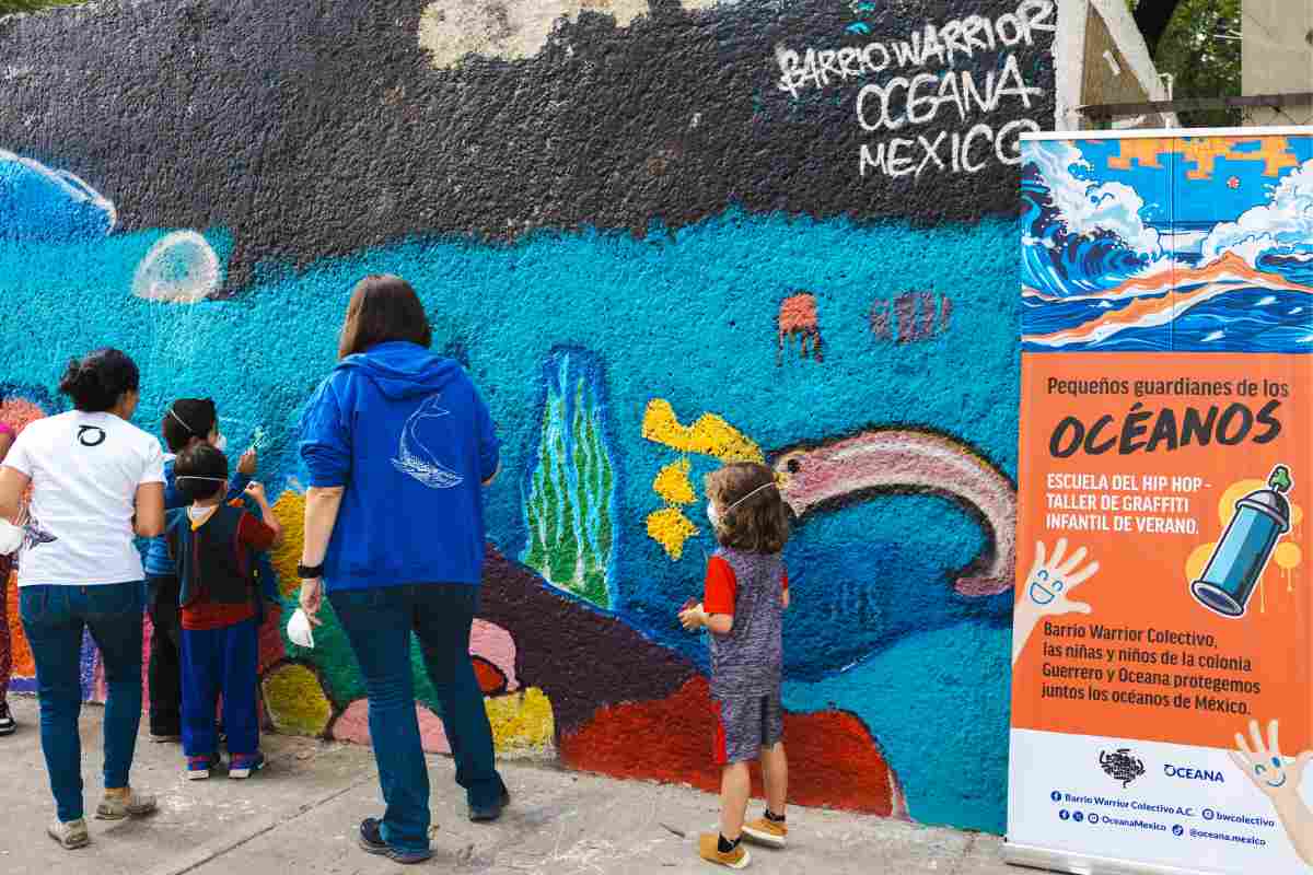 Niñas, niños y jóvenes de colonias del Centro Histórico de la Ciudad de México realizaron un mural sobre el rescate del mar de la contaminación por plásticos.
