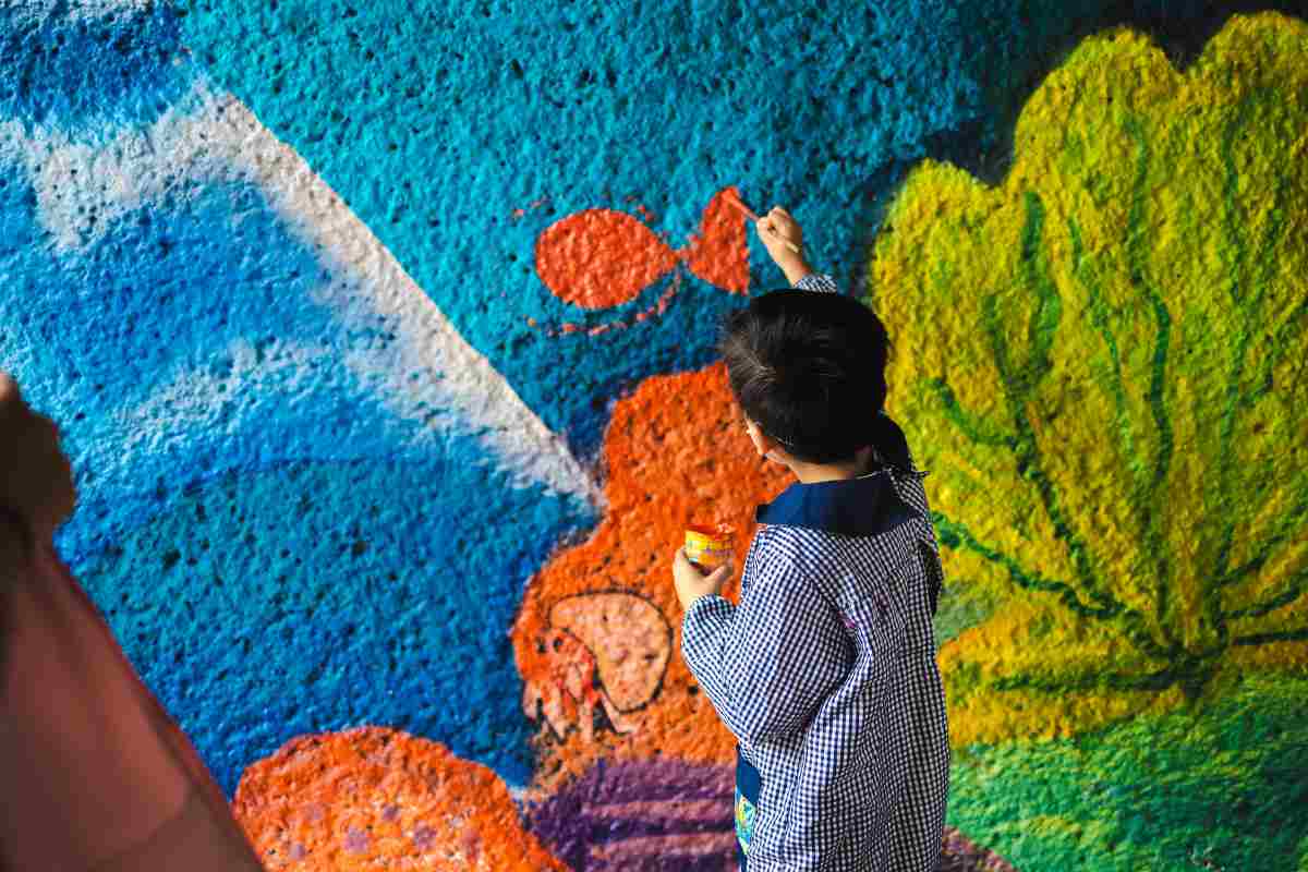 Niñas, niños y jóvenes de colonias del Centro Histórico de la Ciudad de México realizaron un mural sobre el rescate del mar de la contaminación por plásticos.