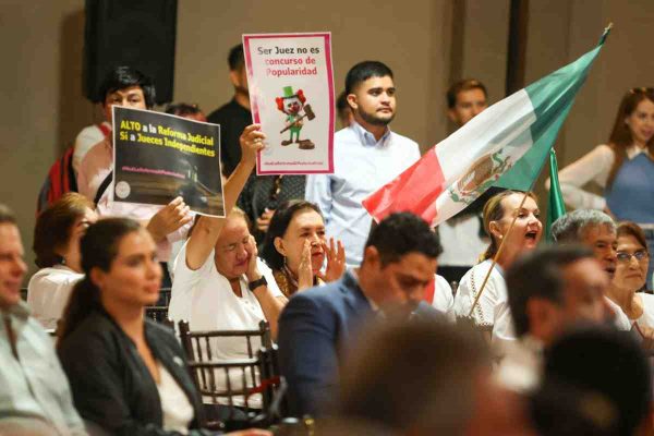 protesta durante foros sobre reforma al Poder Judicial