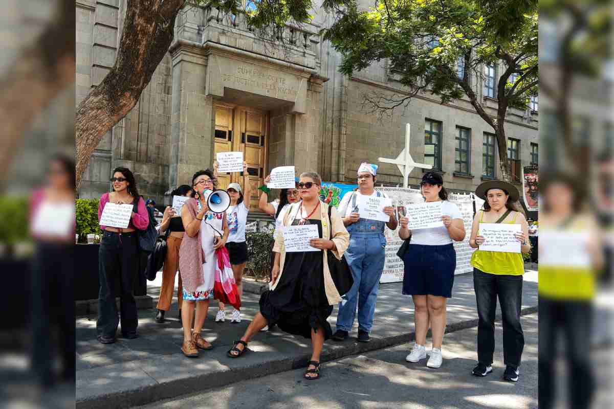 Organizaciones feministas y mujeres trans protestan ante la Corte por el caso contra Reforma 222 que les prohibió la entrada al baño.