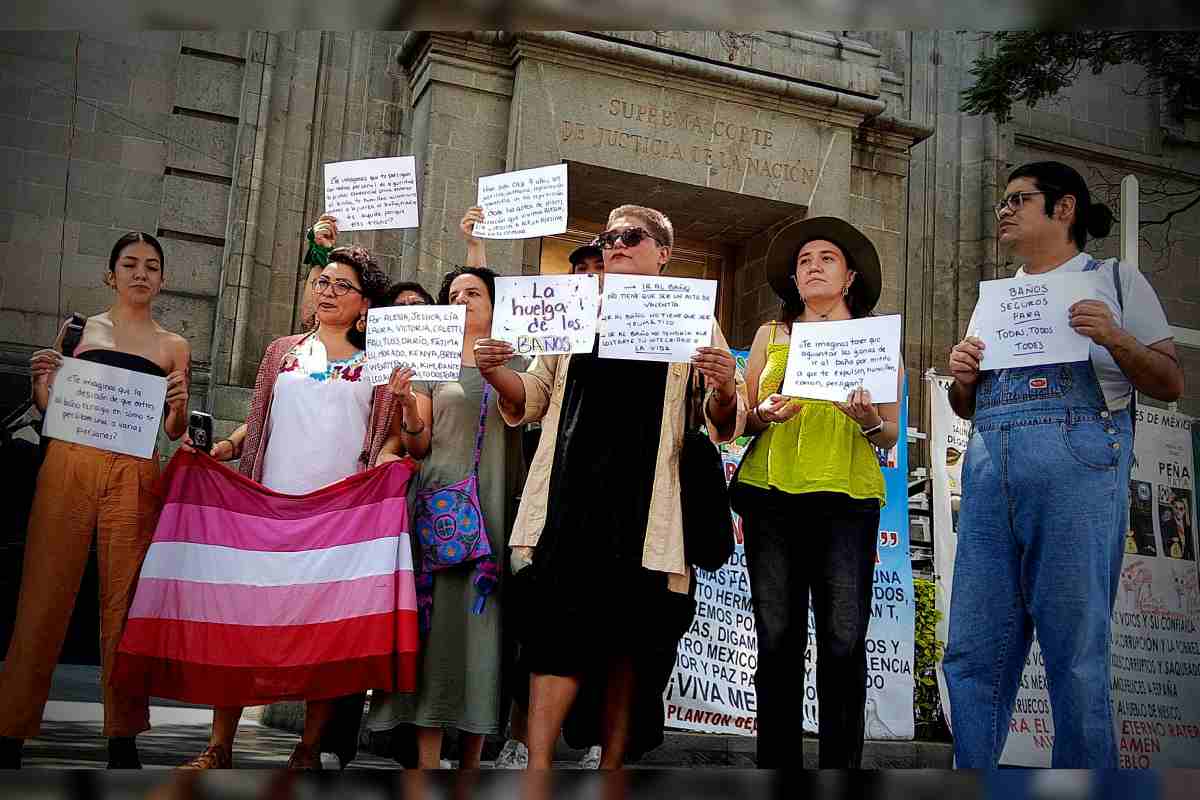 Organizaciones feministas y mujeres trans protestan ante la Corte por el caso contra Reforma 222 que les prohibió la entrada al baño.