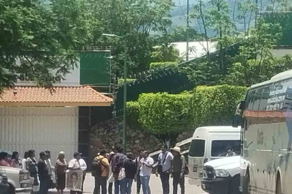 Reunión de padres y madres de los 43 normalistas de Ayotzinapa con la gobernadora de Guerrero, Evelyn Salgado.