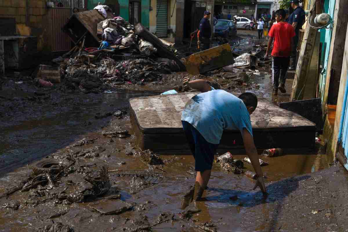 Alrededor de 300 viviendas resultaron afectadas tras el desbordamiento de un río en Tejupilco. Foto: Cuartoscuro