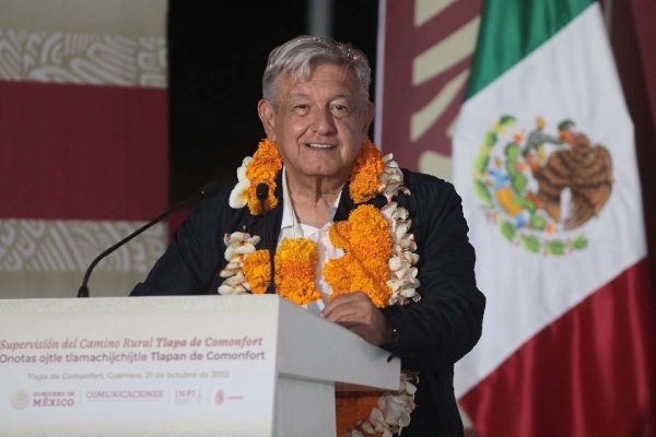 AMLO durante la supervisión de la la carretera Atlixtac -Tlapa de Comonfort, Guerrero