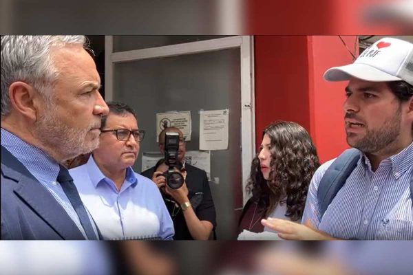 Alfonso Cuellar recibe derechos de petición de estudiantes