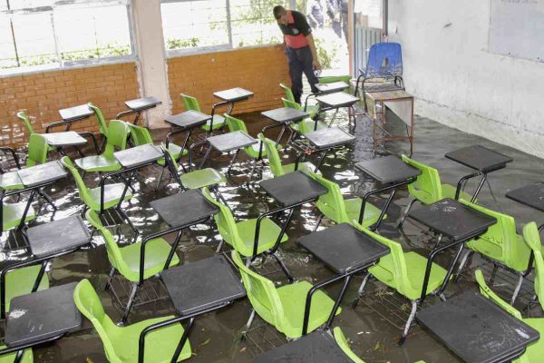 salón de clases en chalco afectado por las inundaciones
