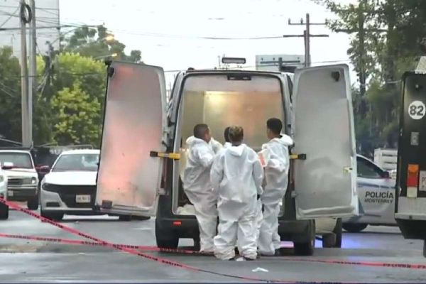 agentes del semefo de nuevo león atienden la escena de un ataque armado durante una fiesta en monterrey que dejó tres muertos y ocho heridos
