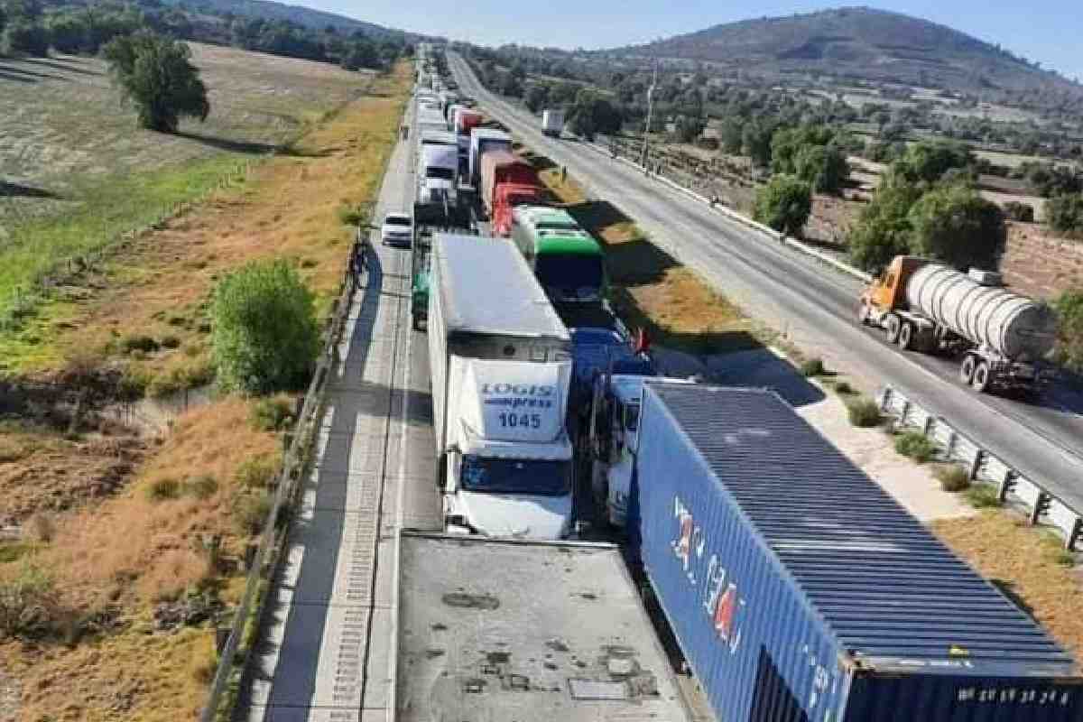 camiones varados en el arco norte por bloqueo de ejidatarios