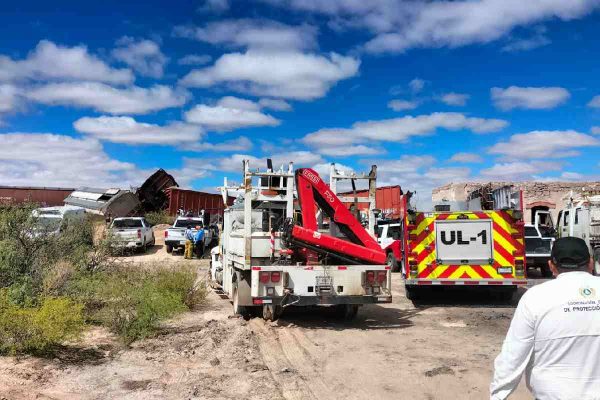 autoridades trabajan en la zona del descarrilamiento de un tren en chihuahua en el que viajaban migrantes y que causó un derrame químico