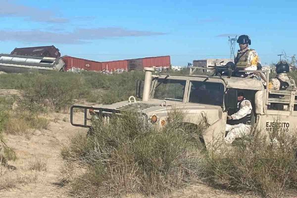 autoridades trabajan en la zona del descarrilamiento de un tren en chihuahua en el que viajaban migrantes y que causó un derrame químico