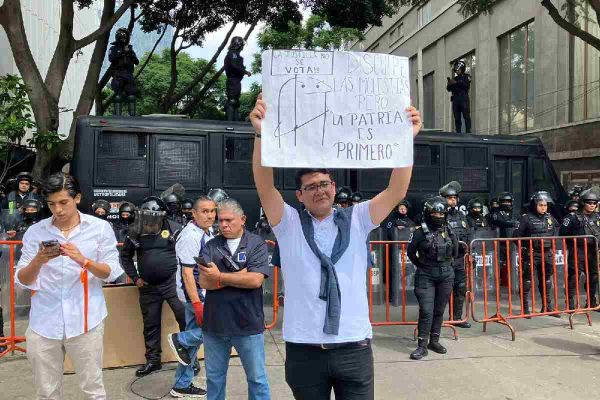 Estudiante en contra de la reforma judicial a las afueras del Senado