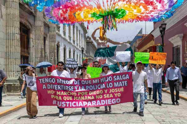 Estudiantes exigen a diputados en Oaxaca destitución de alcalde
