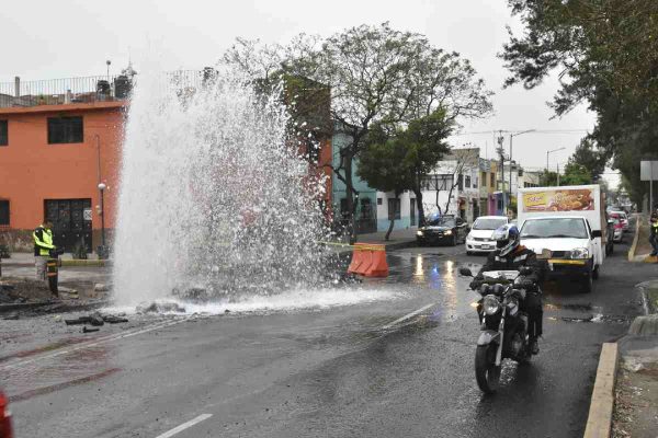 Fuerte fuga de agua en la Gustavo A. Madero