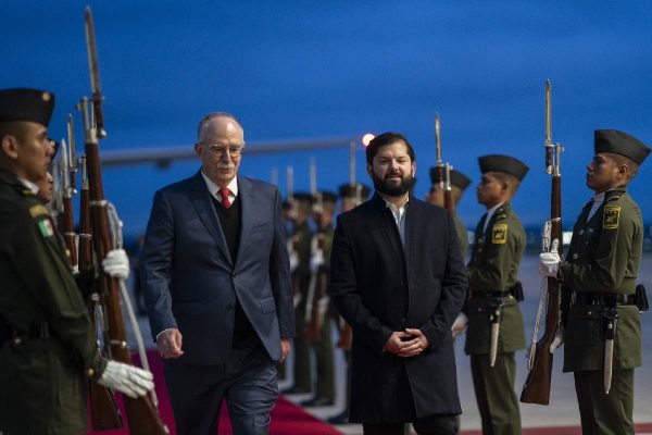 Gabriel Boric, presidente de Chile, con Julio Berdegué a su llega al AIFA para la toma de protesta de Claudia Sheinbaum