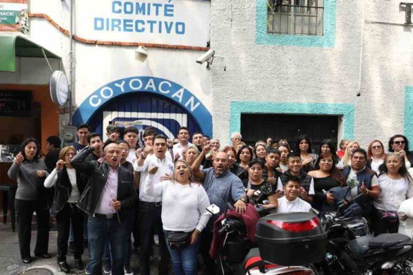 Jorge Romero con miembros y simpatizantes del PAN.