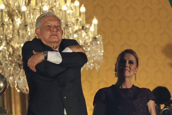 AMLO envió abrazos a sus simpatizantes durante su último Grito de Independencia 