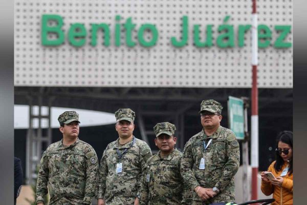 Militares en el AICM