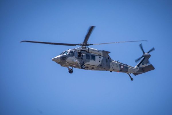 helicóptero de las fuerzas armadas en sobrevuelo durante jornada violenta en culiacán