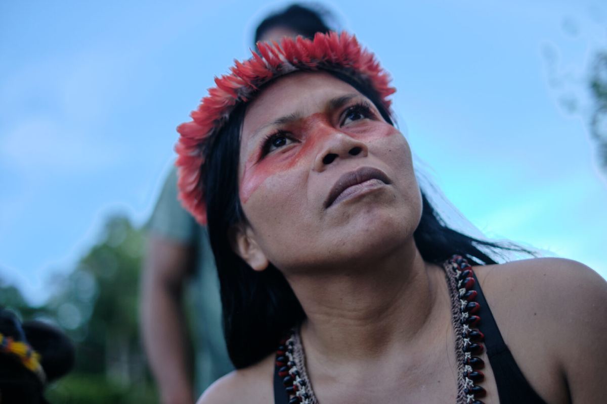 La lideresa waorani Nemonte Nenquimo durante un viaje en canoa por el río Curaray, en el territorio ancestral waorani, en la Amazonía ecuatoriana. Foto: Nico Kingman / Amazon Frontlines