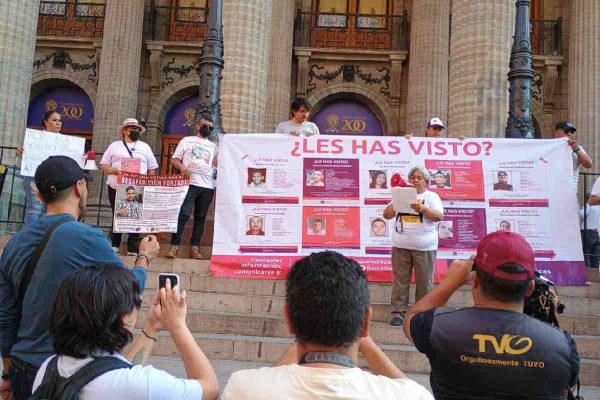 familias de personas desaparecidas en Guanajuato, en protesta acompañadas por la organización plataforma por la paz