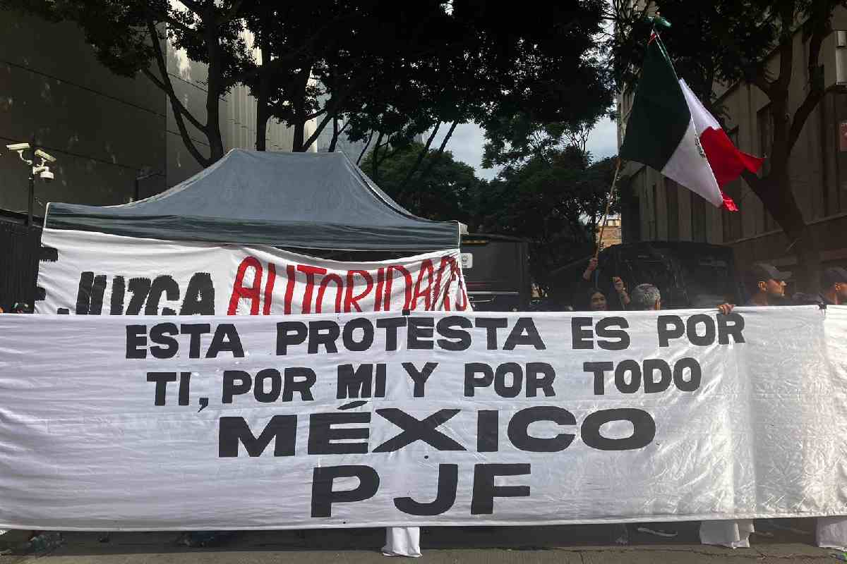 Pancarta de manifestantes en el Senado por la reforma judicial