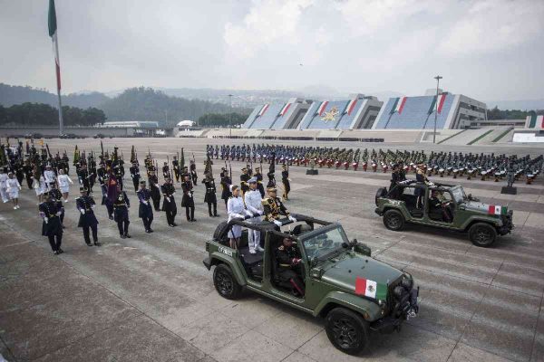 Práctica para el desfile militar por la Independencia de México 2024