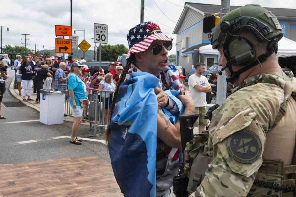 Seguidor de Donald Trump muestra su tatuaje de un equipo SWAT