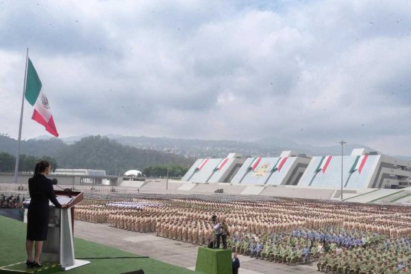 Sheinbaum dirige un mensaje a las fuerzas armadas en el Heroico Colegio Militar