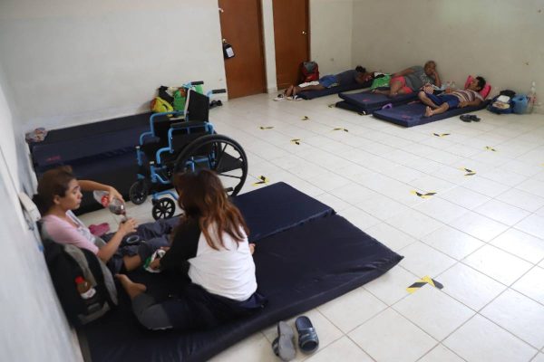 personas dentro de un albergue refugiadas debido a las lluvias causadas por una tormenta tropical en méxico