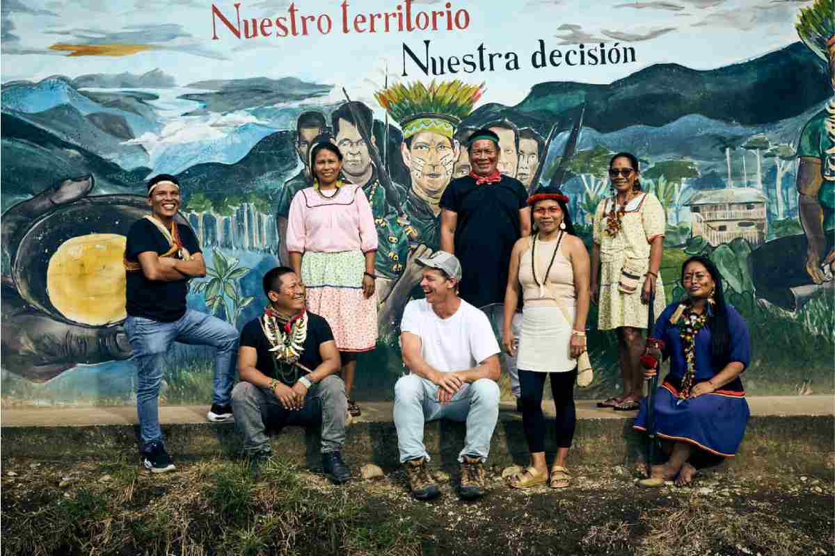 Los cofundadores de Amazon Frontlines, Mitch Anderson y Nemonte Nenquimo (en el centro), con socios de la organización indígena Alianza Ceibo. Foto: Christopher Fragapane / Amazon Frontlines