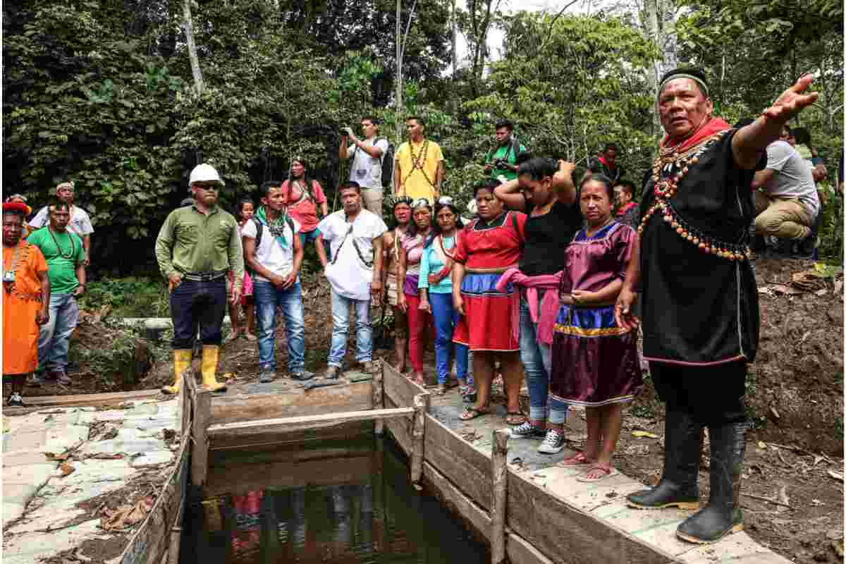 El líder cofan Emergildo Criollo (a la derecha) con miembros de comunidades de otras naciones indígenas que viajaron a la provincia de Sucumbíos para presenciar de primera mano los impactos de la contaminación de la industria petrolera, en el 2018. Foto: Jerónimo Zúñiga / Amazon Frontlines