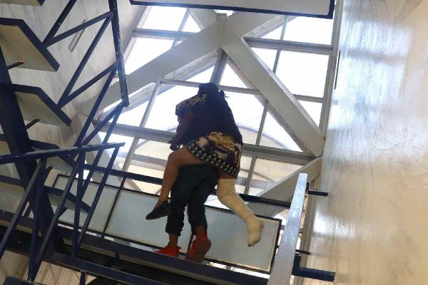 En marzo pasado dejaron de funcionar los elevadores del Hospital Civil de Oaxaca, paramédicos subían hasta 15 pacientes al día por las escaleras. | Foto: Cuartoscuro