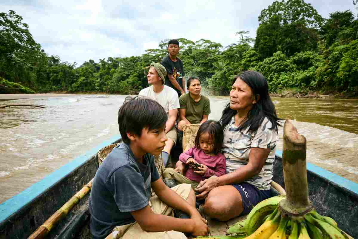 La lideresa waorani Nemonte Nenquimo con su familia en un viaje en canoa por el río Curaray, después de cosechar alimentos de su jardín forestal, en la Amazonía ecuatoriana. Foto: Christopher Fragapane / Amazon Frontlines