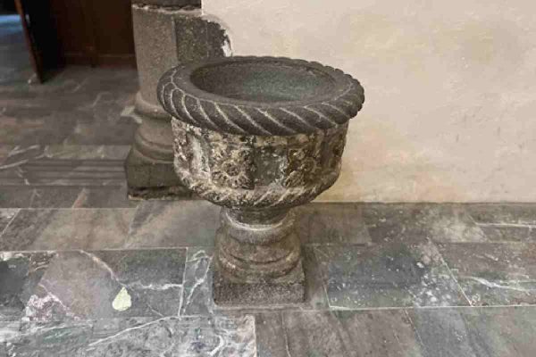 En la entrada de la iglesia están estas pilas baustismal y de agua bendita. Deben ser del siglo XVI y XVII. Foto: Rubén Aguilar.