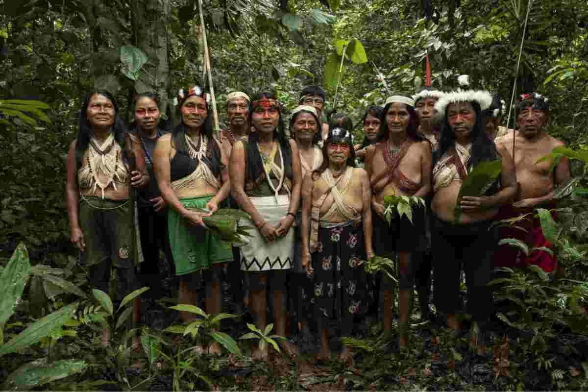 La lideresa waorani Nemonte Nenquimo junto a sabios y líderes comunitarios en su territorio ancestral, en la Amazonía ecuatoriana. Foto: Nico Kingman / Amazon Frontlines