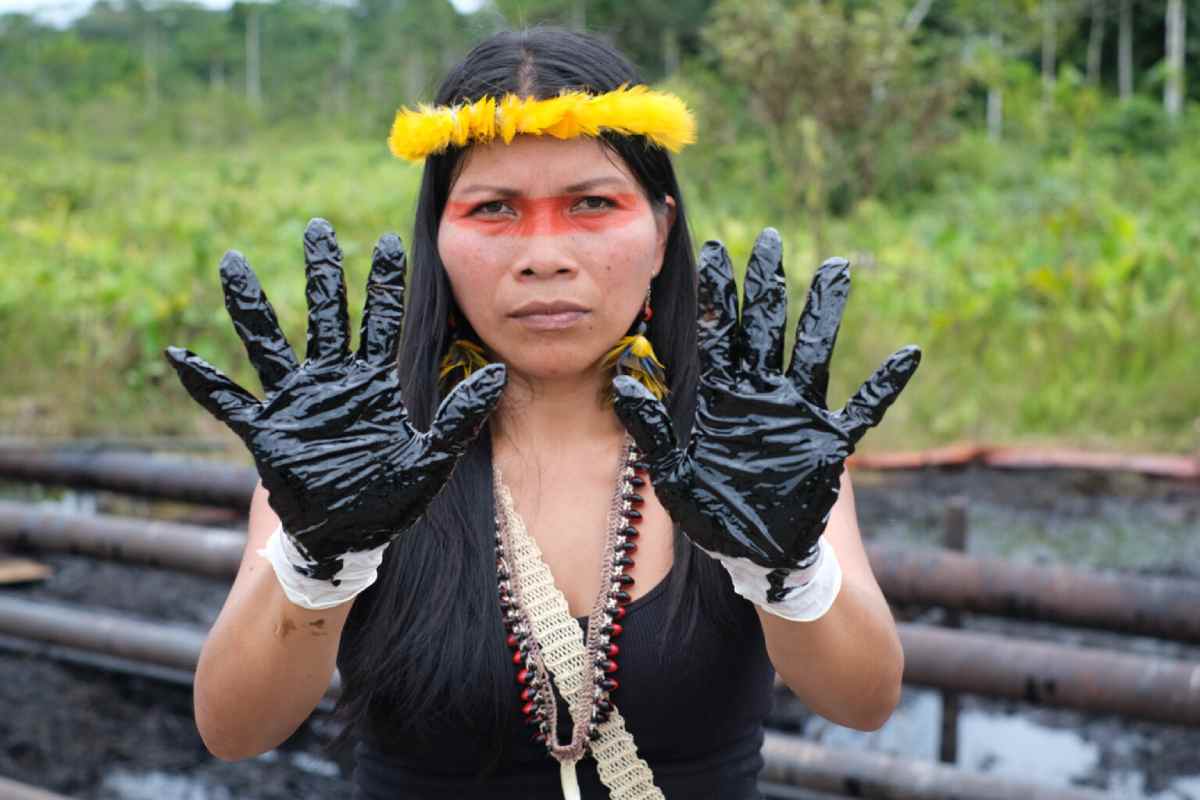La lideresa waorani Nemonte Nenquimo junto a un derrame de petróleo cerca de Shushufindi, en la provincia de Sucumbíos, Amazonía ecuatoriana, el 26 de junio del 2023. Foto: Sophie Pinchetti / Amazon Frontlines