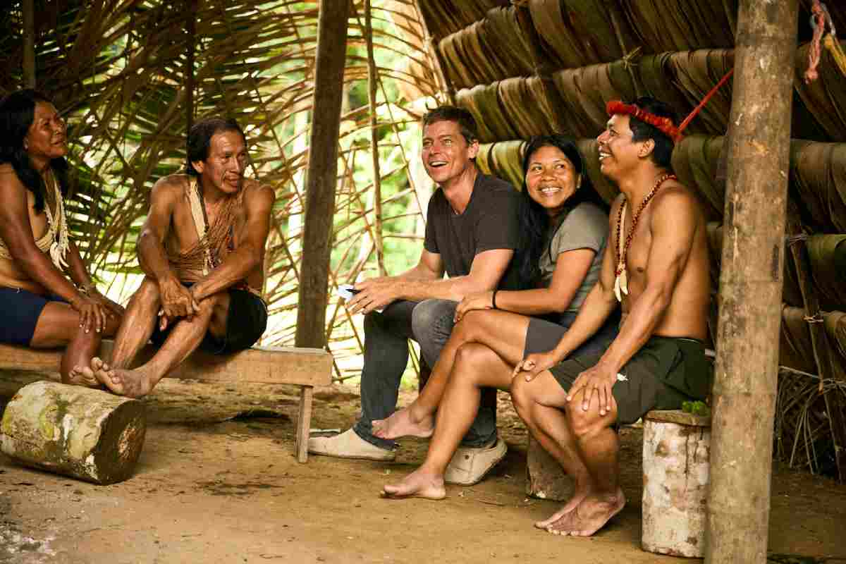 La lideresa waorani Nemonte Nenquimo en casa con su familia: sus padres Manuela y Tiri (a la izquierda), su esposo y cofundador de Amazon Frontlines Mitch Anderson (tercero desde la izquierda) y su hermano, el líder waorani Oswando Nenquimo. Foto: Christopher Fragapane / Amazon Frontlines