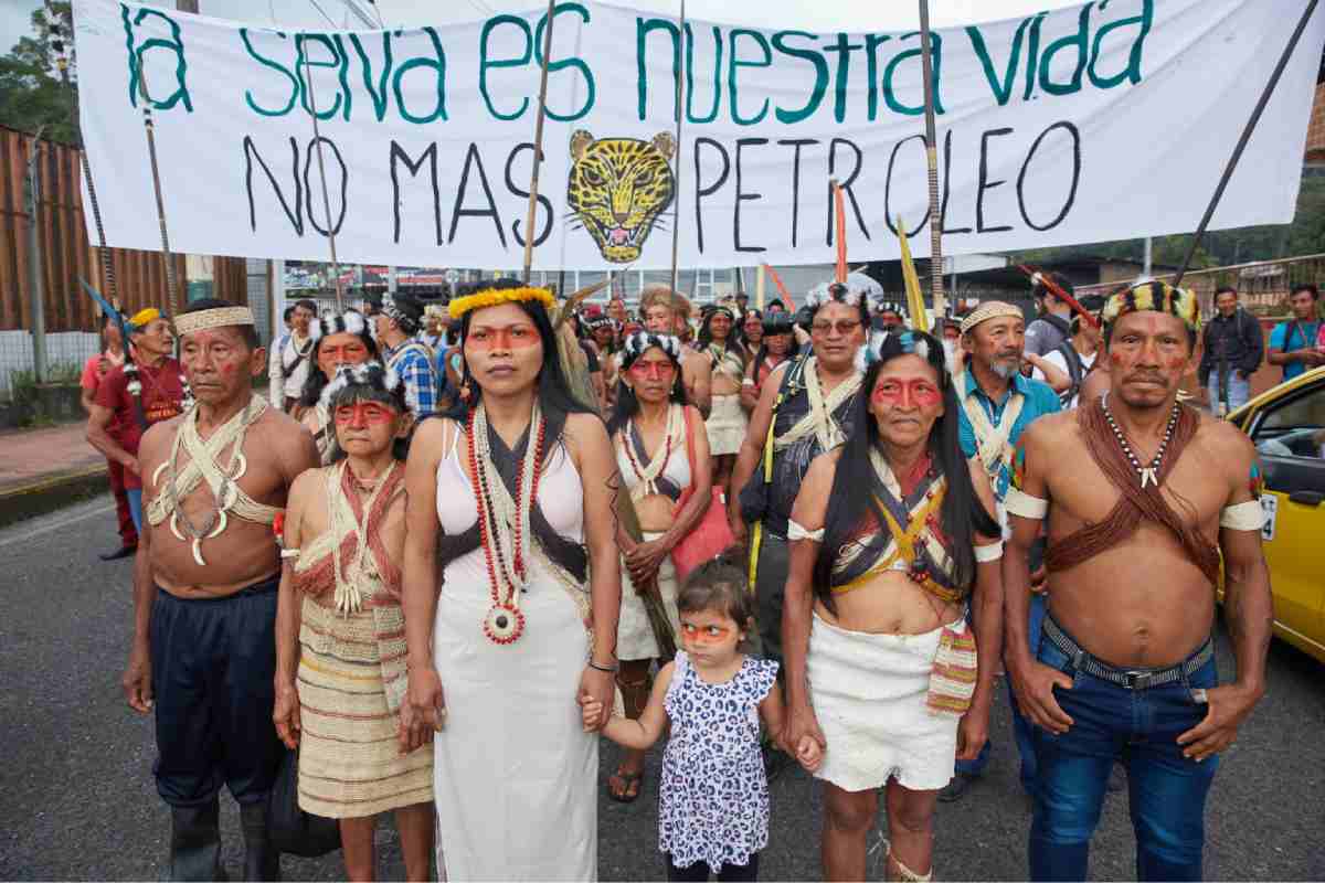 La lideresa waorani Nemonte Nenquimo, junto a los Pekinani