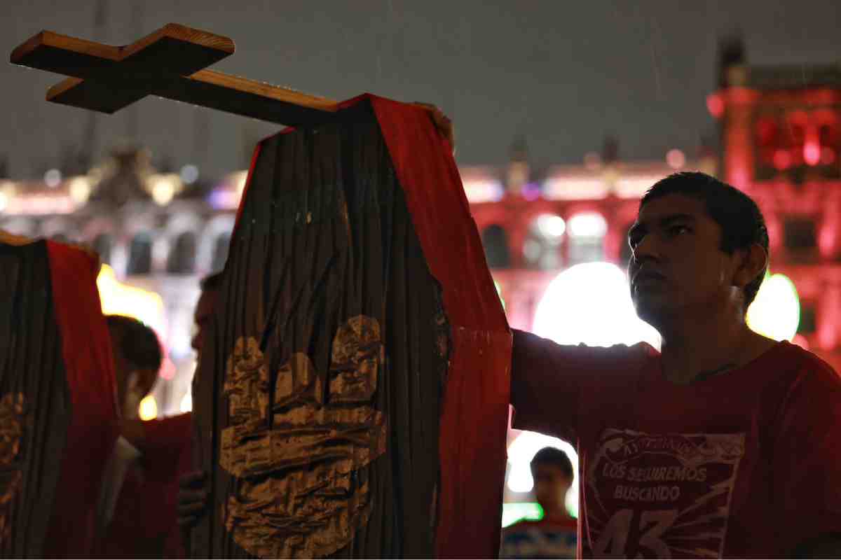 marcha ayotzinapa 10 años CDMX 43 normalistas desaparecidos