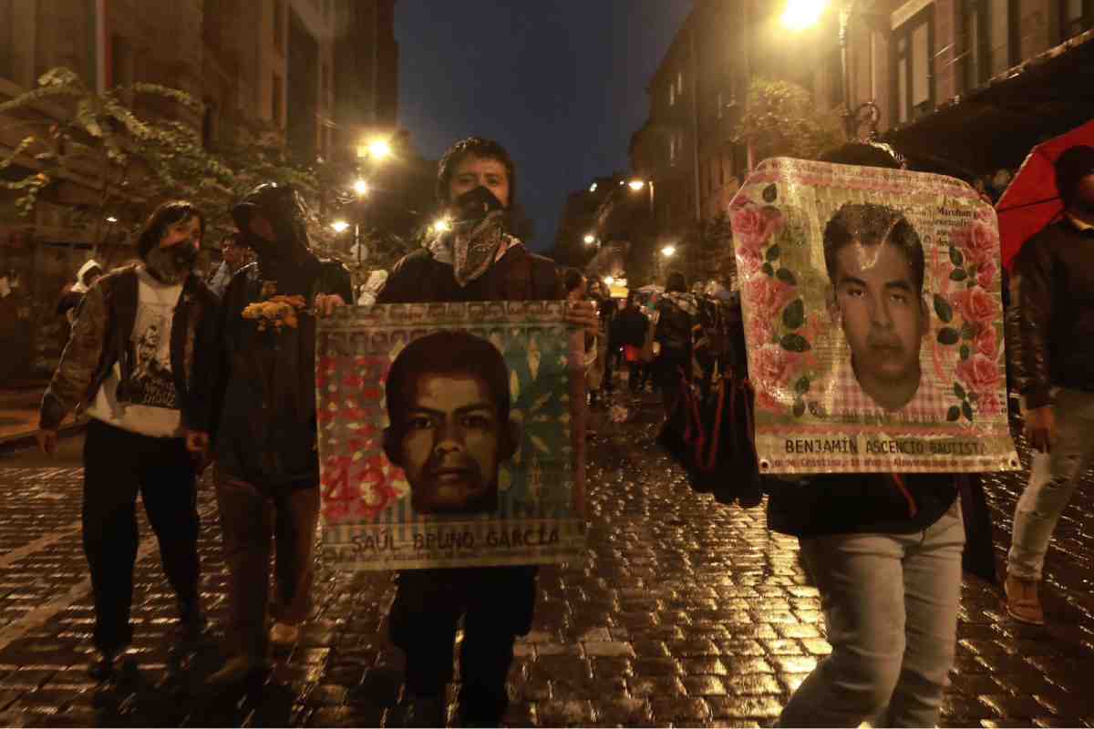 marcha ayotzinapa 10 años CDMX 43 normalistas desaparecidos