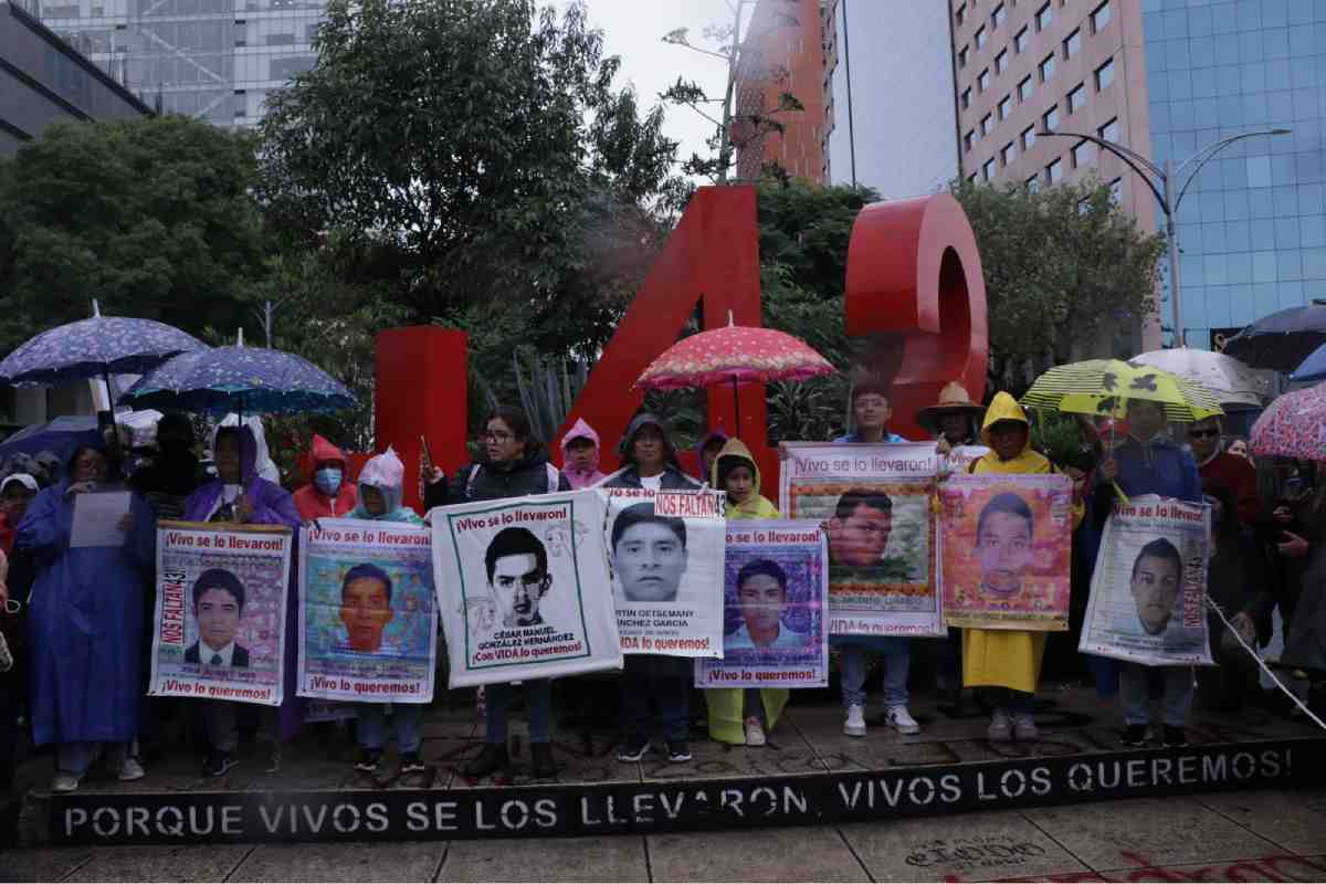 marcha ayotzinapa 10 años CDMX