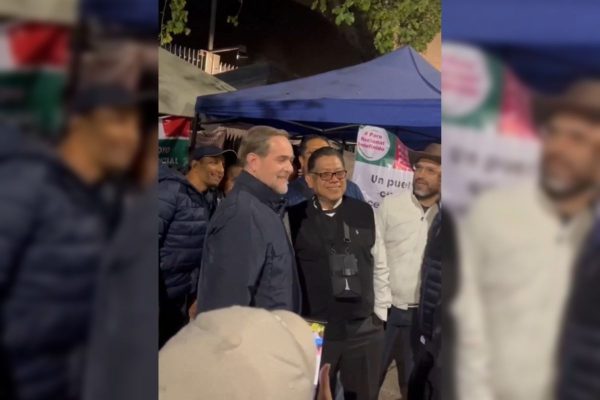 El ministro se tomó fotografías con quienes lo saludaban en el plantón del Senado. | Foto: Tomada de video 