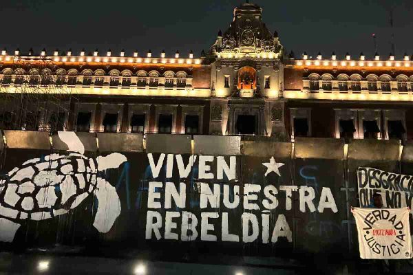 En el Zócalo se llevó a cabo un mitin por los 10 años del caso Ayotzinapa