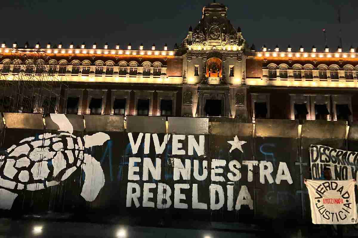 En el Zócalo se llevó a cabo un mitin por los 10 años del caso Ayotzinapa