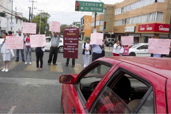 Desde 2013 se organizaron protestas en el Hospital Civil por la falta de insumos y equipo médico. | Foto: Cuartoscuro