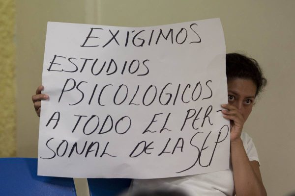 Madres de familia protestando en 2011 por los abusos sexuales cometidos en el colegio Andrés Oscoy. | Foto: Cuartoscuro