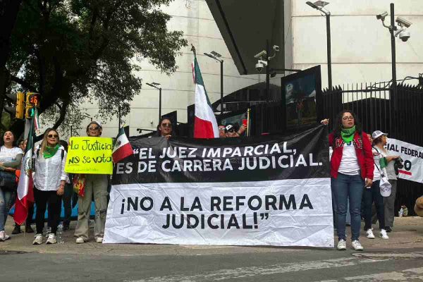 Jóvenes protestan contra la reforma judicial en CDMX