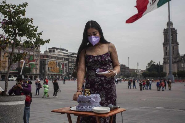 La saxofonista María Elena Ríos dio un mensaje en el Zócalo de la CDMX a cinco años del ataque con ácido que sufrió. 