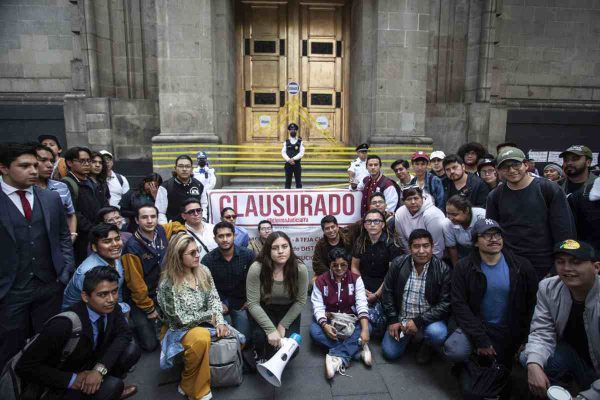 Clausura simbólica de la Suprema Corte durante las protestas previas a la discusión y aprobación de la reforma judicial. Foto: Cuartoscuro
