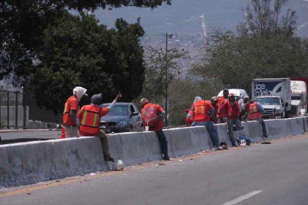 Trabajadores de Capufe trabajando en una carretera. | Foto: Cuartoscuro